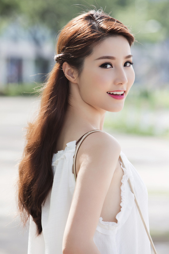 Chỉ cần khéo léo xoắn hai lọn tóc và cố định lại ở giữa, Shbet123 Link Vào ShBet Mới Nhất xõa tự nhiên của Diễm My đã trở nên duyên dáng và thanh lịch hơn.